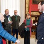 El alcalde Óscar Puente conversa con Antonio López, en presencia, entre otros, de Enrique Reche