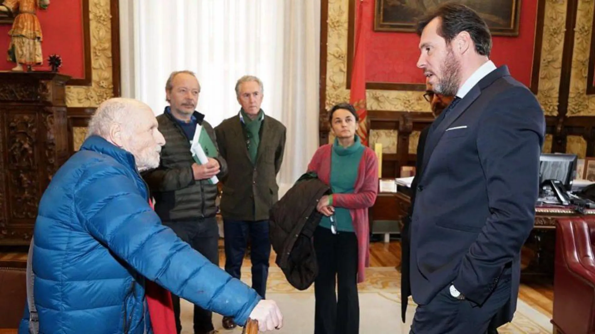 El alcalde Óscar Puente conversa con Antonio López, en presencia, entre otros, de Enrique Reche