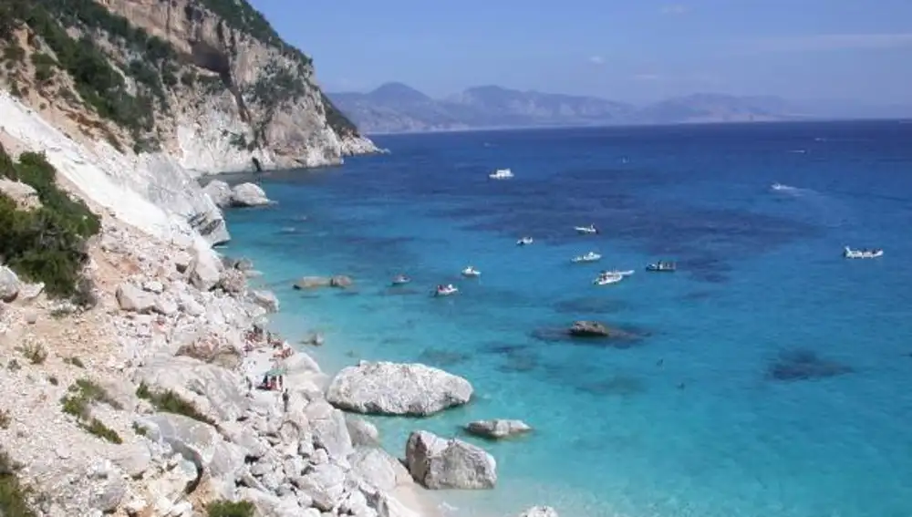 Rodeada de un maravilloso mar azul, Cerdeña simboliza la longevidad unida a la calma.