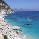Rodeada de un maravilloso mar azul, Cerdeña simboliza la longevidad unida a la calma.