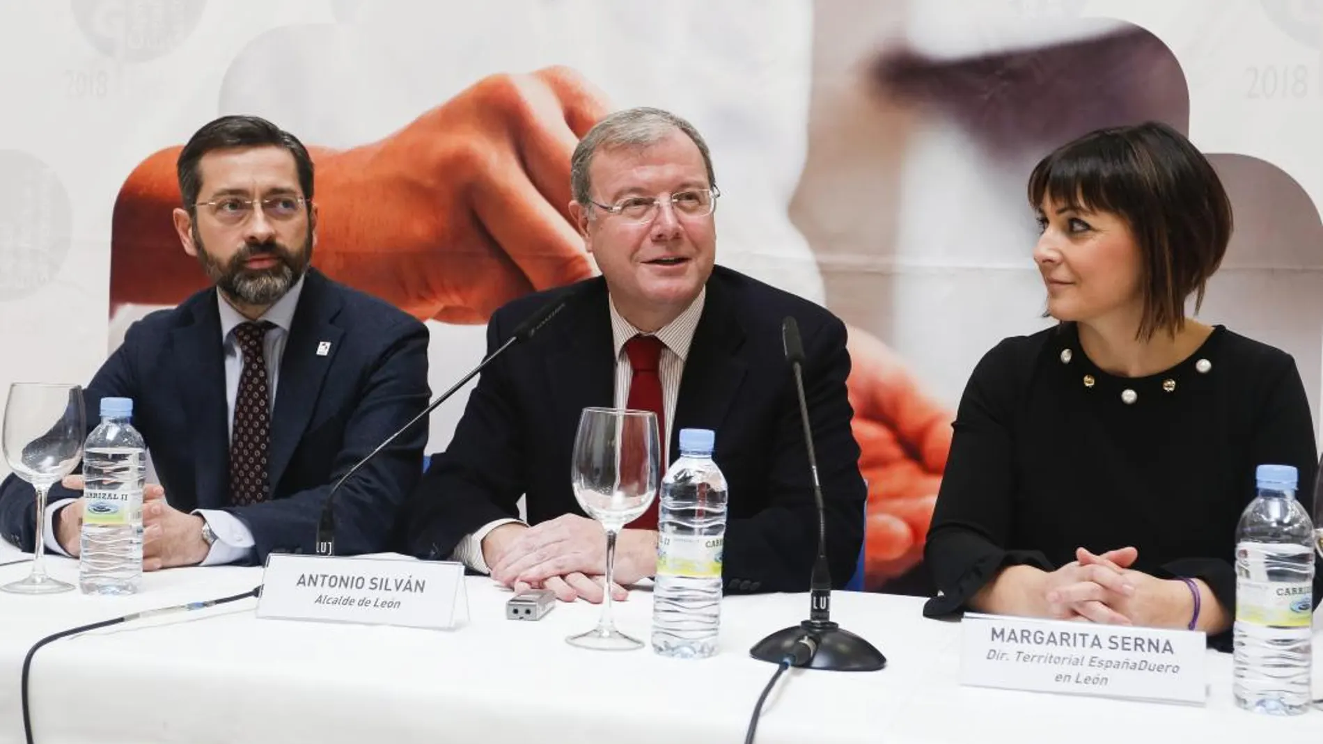 El alcalde de León, Antonio Silván, la directora territorial de España Duero en León, Margarita Serna, y el director general de RTVCyL, Eduardo Álvarez, presentan la II edición de los Premios Maestros Hosteleros