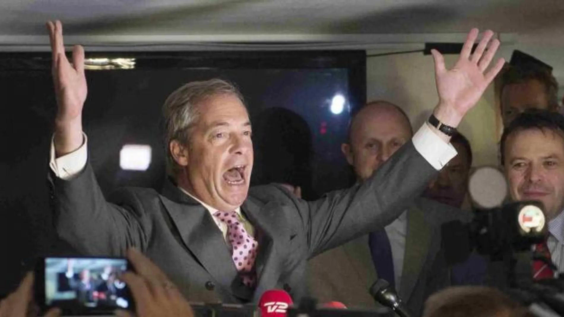 Nigel Farage, el líder del partido UK Independence, celebra el resultado del referéndum.