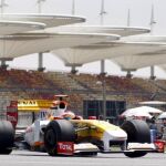 Alonso, del equipo Renault, conduce su auto durante la primera sesión de prácticas libres en el circuito internacional de Shanghai, China