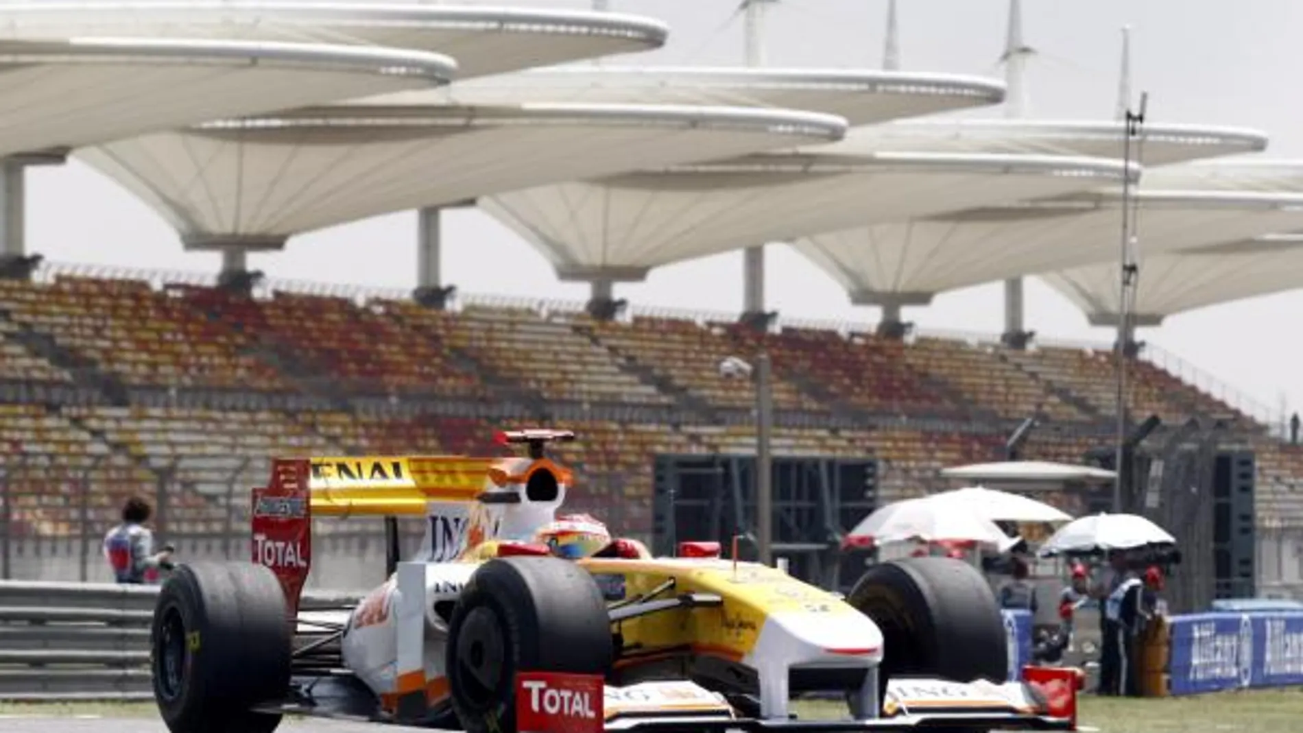 Alonso, del equipo Renault, conduce su auto durante la primera sesión de prácticas libres en el circuito internacional de Shanghai, China