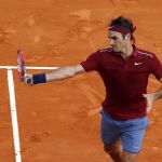 El tenista suizo Roger Federer devuelve la bola al español Roberto Bautista Agut