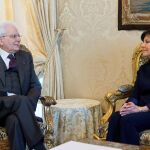 El presidente italiano, Sergio Mattarella, habla con la presidenta del Senado, Maria Elisabetta Alberti, el pasado 18 de abril