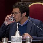 El alcalde de Cádiz de Podemos, José María González Santos "Kichi", bebe agua durante el Pleno Extraordinario celebrado hoy en el Ayuntamiento gaditano
