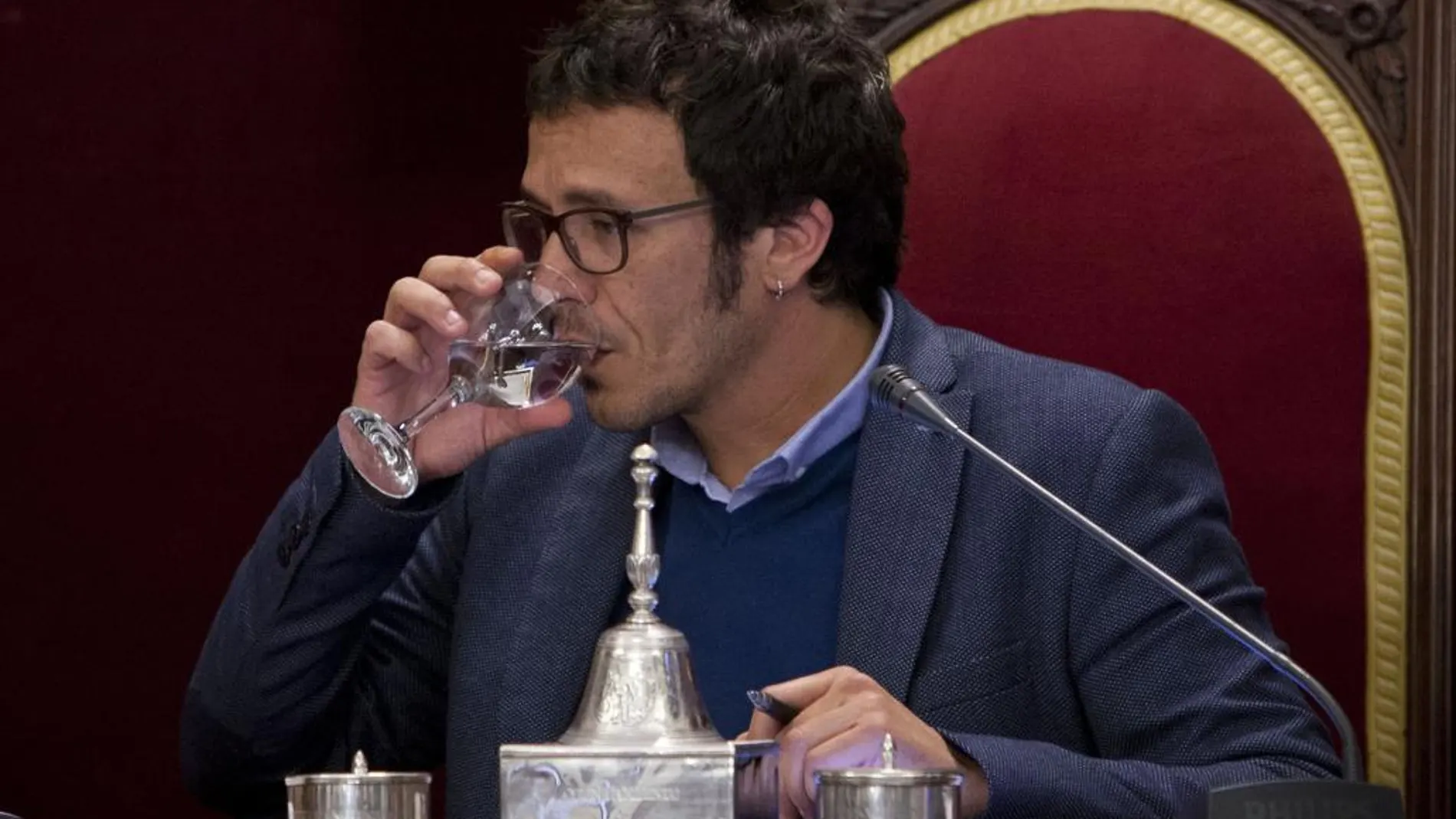 El alcalde de Cádiz de Podemos, José María González Santos "Kichi", bebe agua durante el Pleno Extraordinario celebrado hoy en el Ayuntamiento gaditano