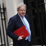 El ministro de Exteriores británico, Boris Johnson, acude a una reunión de gabinete, en Downing Street, ayer