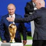 Vladimir Putin, zar todopoderoso de todas las Rusias, mira con deseo la copa que le será entregada al campeón el 15 de julio