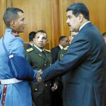 Nicolás Maduro recibió ayer en el Palacio de Miraflores a varios de los soldados supuestamete heridos en el ataque / Efe