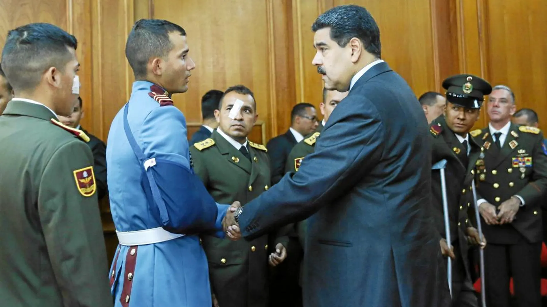 Nicolás Maduro recibió ayer en el Palacio de Miraflores a varios de los soldados supuestamete heridos en el ataque / Efe