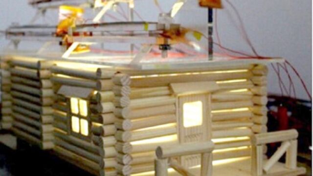 La célula solar-eólica, en el tejado de la casa modelo.