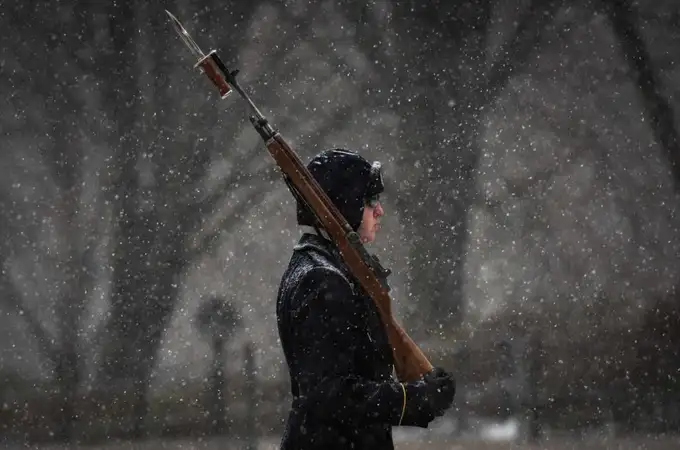 Un oficial guarda la tumba al Soldado Desconocido pese a la tormenta en Washington