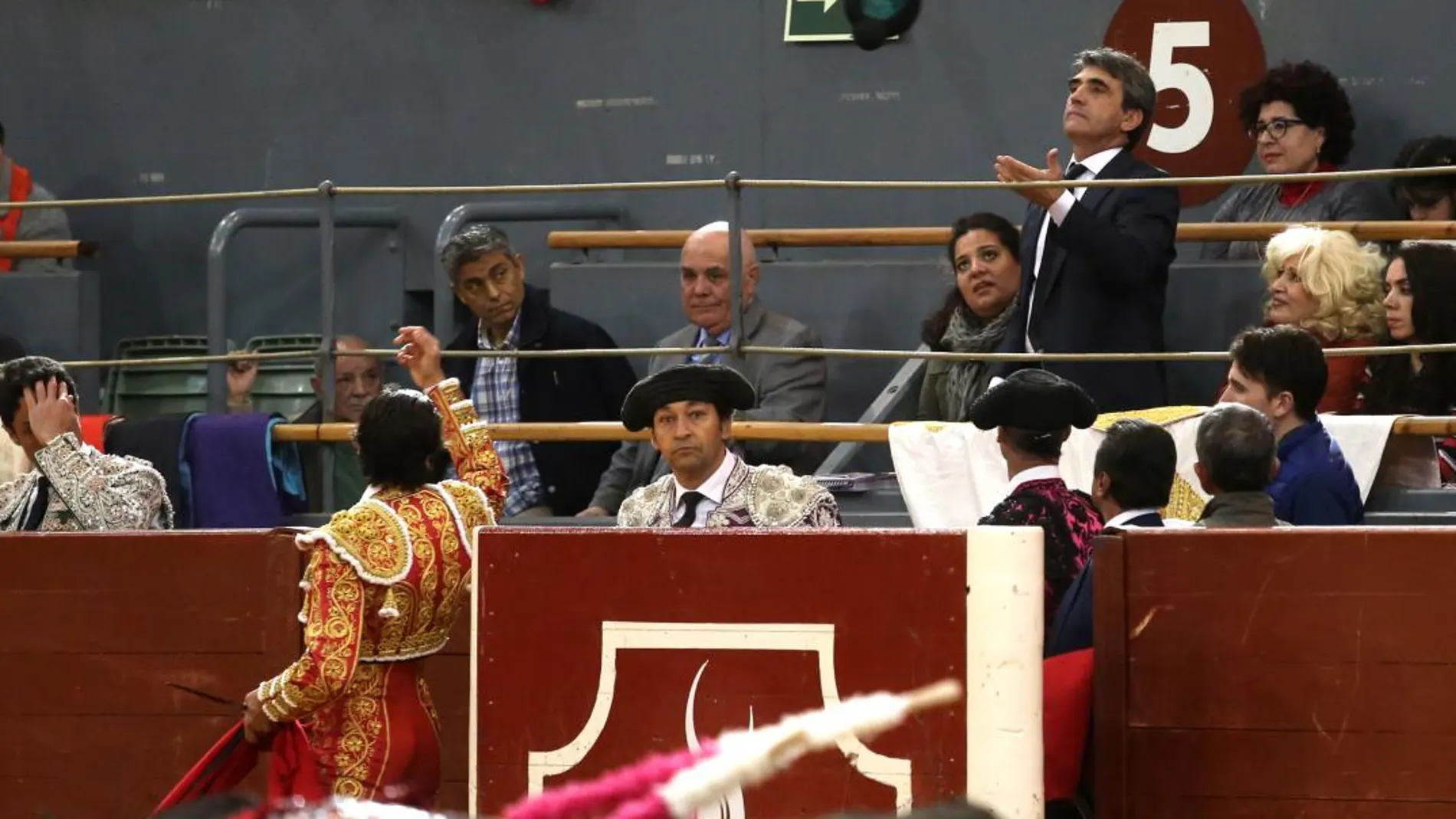Curro Díaz brindando uno de sus toros alganadero Victorino Martín hijo