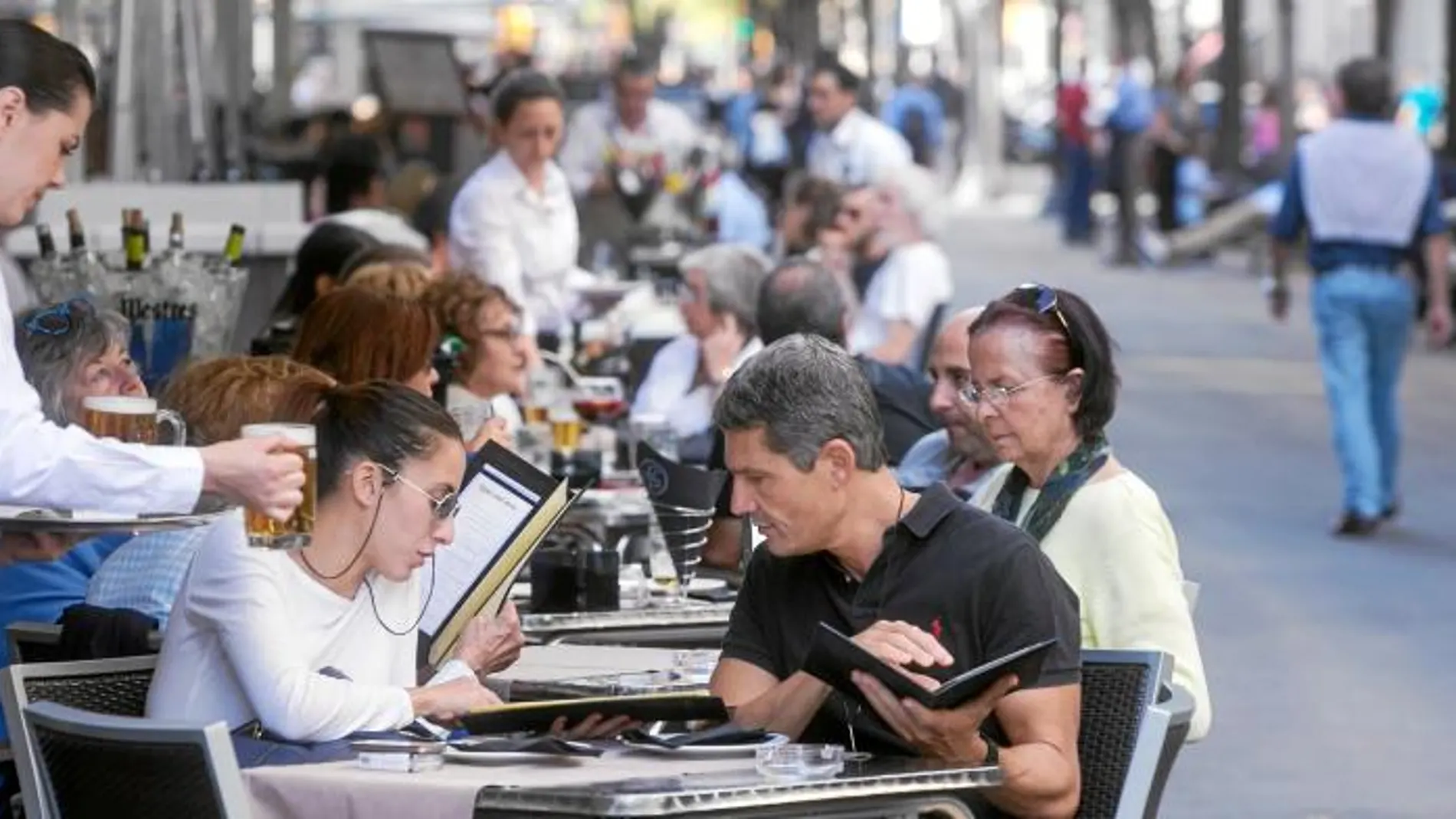 Los propietarios de más de 2.000 terrazas han sido advertidos por el Consistorio por el incumplimiento de las distancias que marca la ley