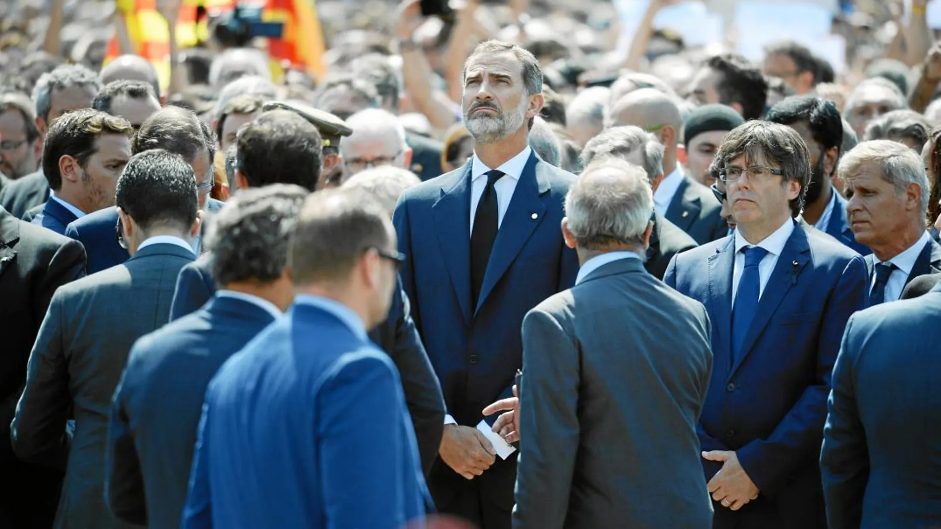 El Rey Felipe VI, junto al ex president Carles Puigdemont durante los actos en memoria de las víctimas de Las Ramblas y Cambrils en agosto de 2017/Shooting