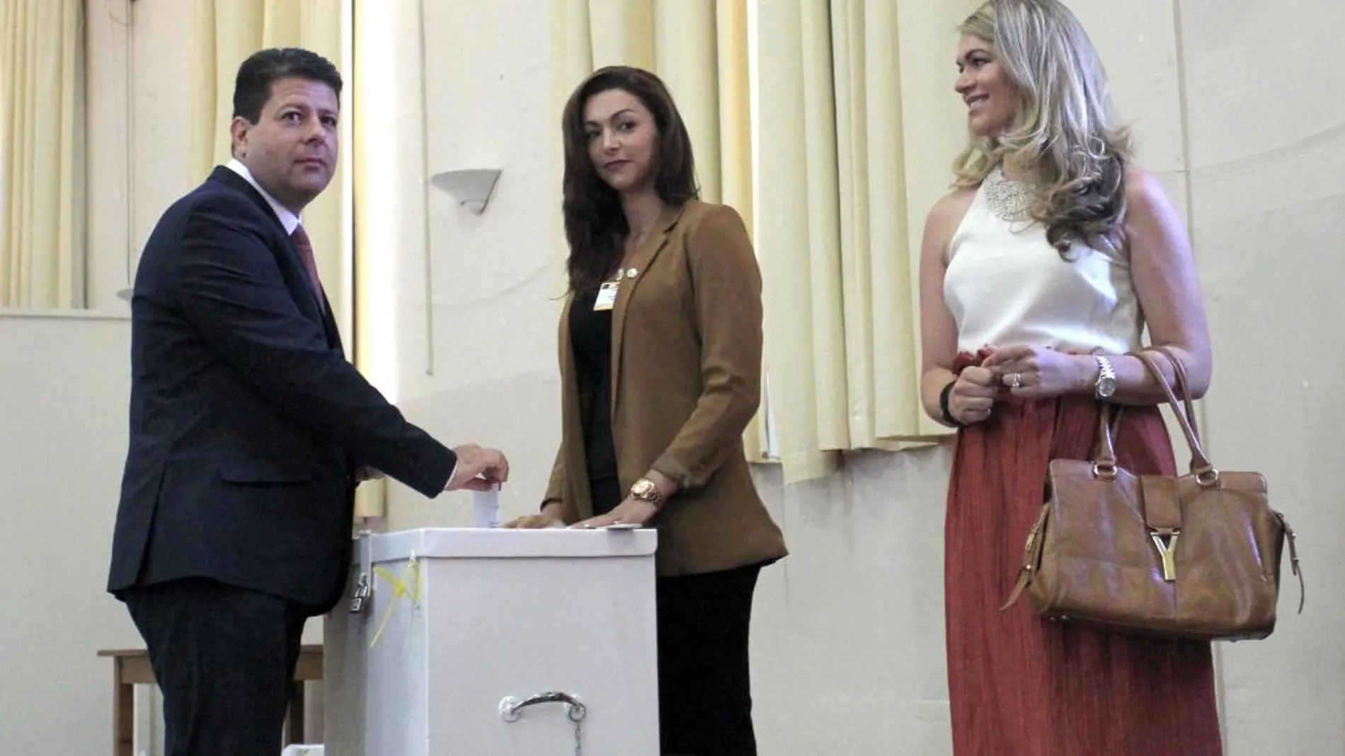 El ministro principal de Gibraltar, Fabian Picardo, en el momento de introducir su voto.