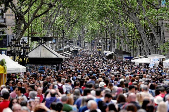 Las calles volvieron a llenarse de gente en busca de libros y rosas. Archivo