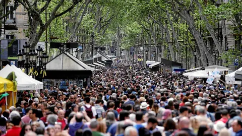 Las calles volvieron a llenarse de gente en busca de libros y rosas. Archivo
