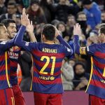 El delantero uruguayo del FC Barcelona Luis Suárez celebra con sus compañeros su segundo gol