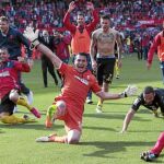 Los jugadores del Granada celebran la permanencia que consiguieron al golear en el Sánchez Pizjuán