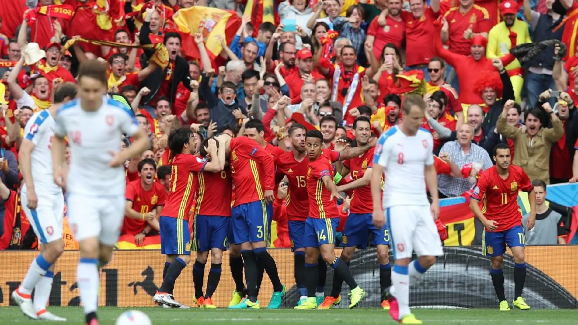 Los jugadores de la selección española celebran la victoria en la primera jornada de la Eurocopa 2016