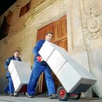 Varios operarios durante el traslado de los papeles del Archivo de la Guerra Civil en la capital salmantina