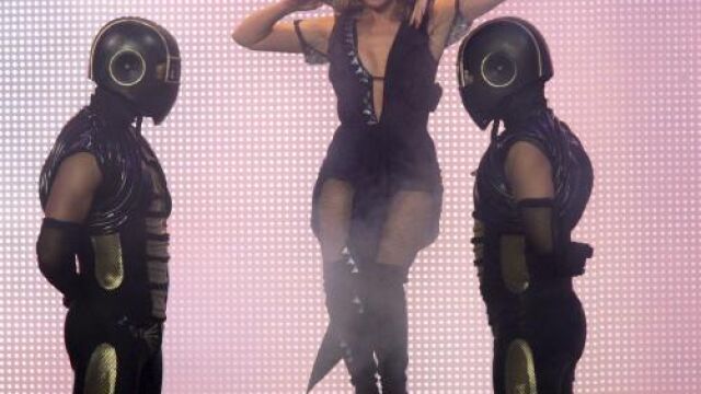 Kylie Minogue se quita la máscara