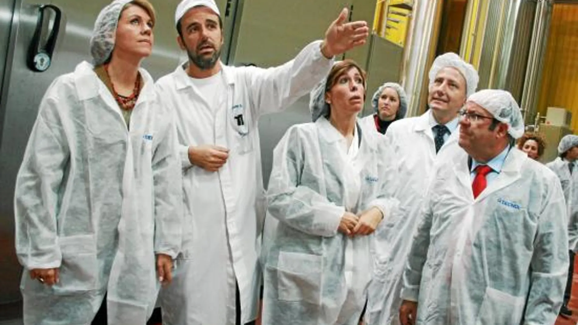 María Dolores de Cospedal junto a Alicia Sánchez-Camacho, ayer en una visita a una empresa frutera de Selva del Camp (Tarragona)