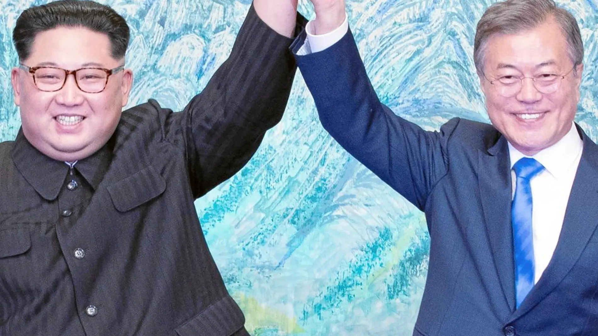 Así posaron Kim y Moon tras firmar la declaración para desnuclearizar la península. Es el mismo gesto que el de los protagonistas de anteriores cumbres cumbres