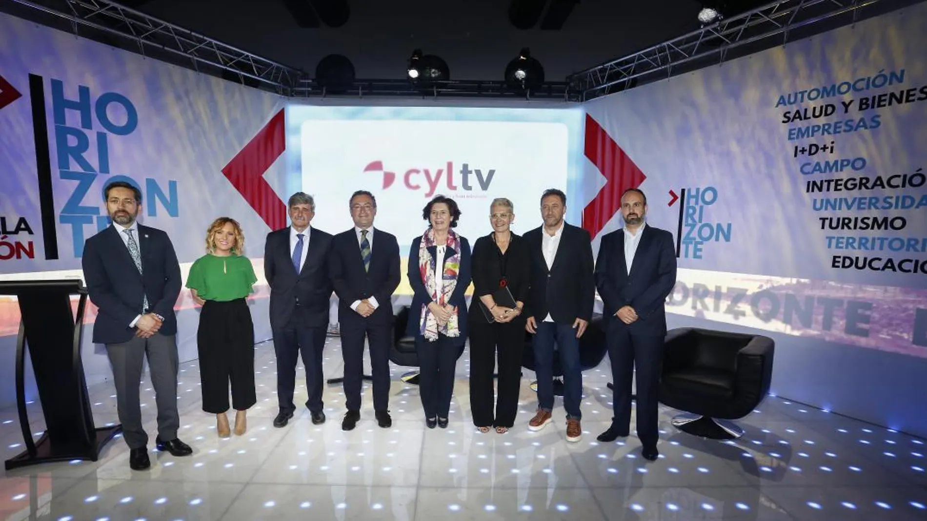 El director de RTVCyL, Eduardo Álvarez, junto con los participantes en el foro Proyecto Horizonte