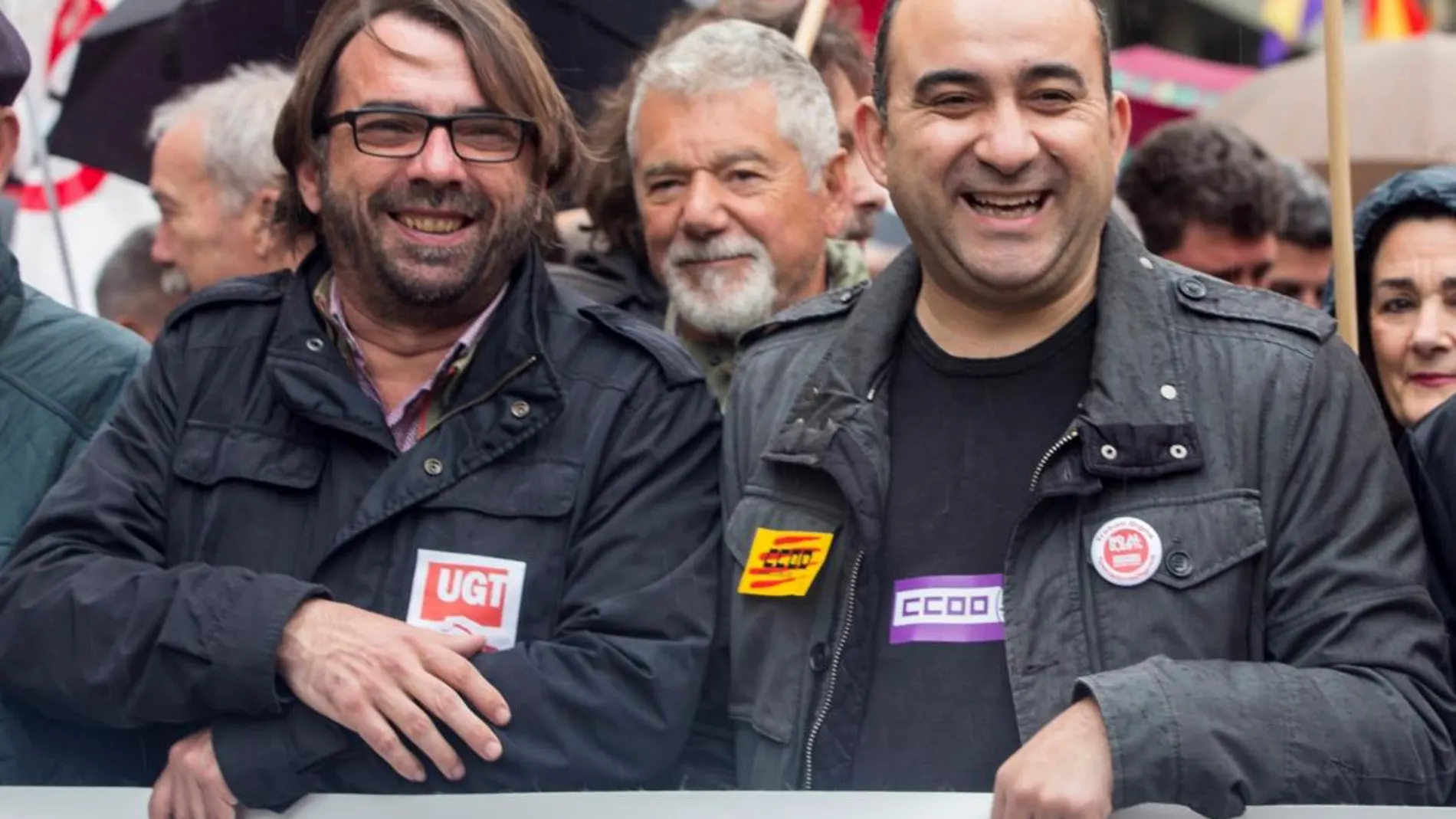 El secretario general de UGT de Catalunya, Camil Ros (i) y el de CCOO Javier Pacheco (d), participan en la manifestación convocada hoy en Barcelona por en defensa del sistema público de pensiones. EFE/ Quique García