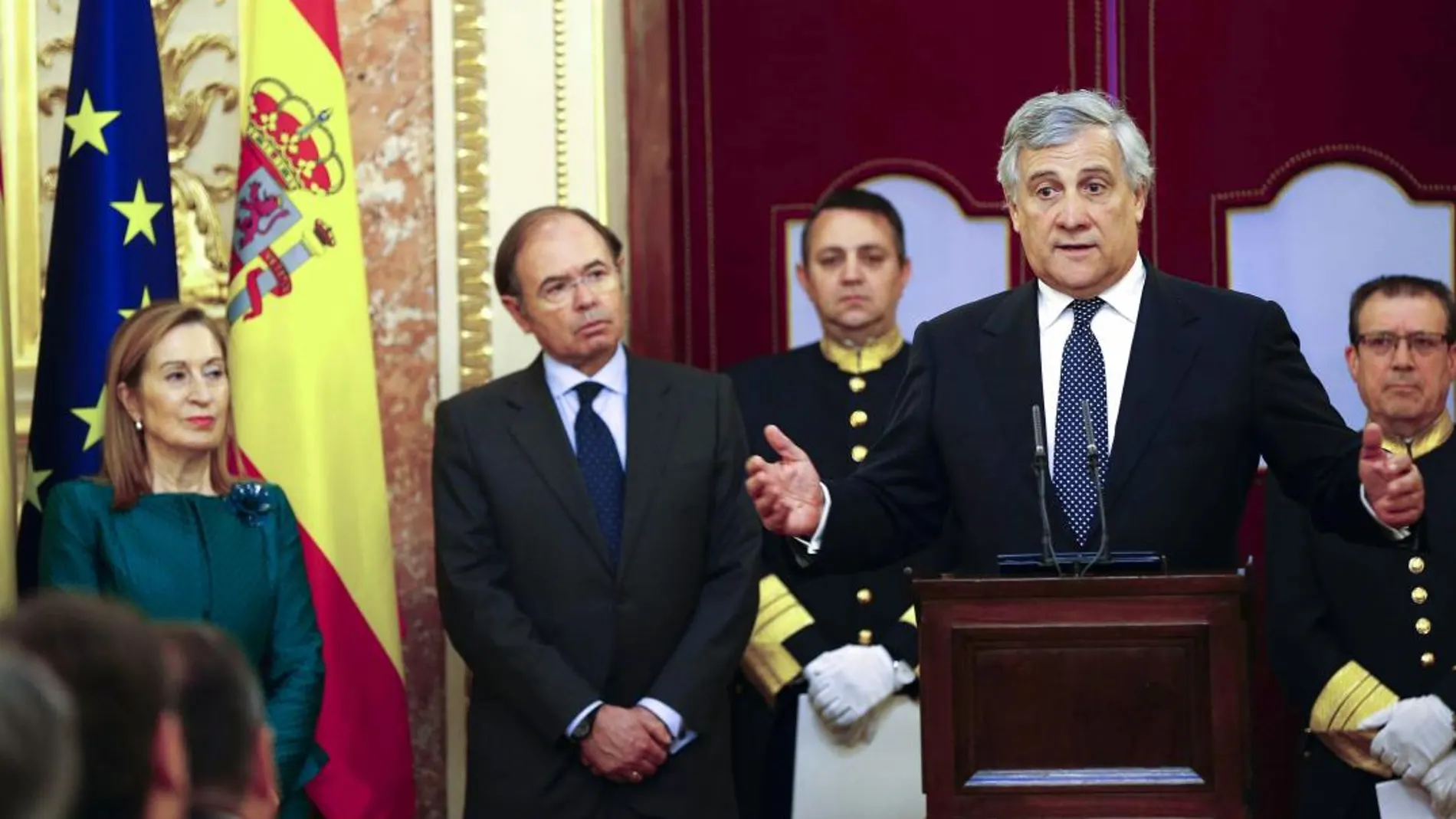 Antonio Tajani, pronuncia unas palabras ante la presidenta del Congreso de los Diputados, Ana Pastor, y el presidente del Senado, Pío García-Escudero, en el Congreso de los Diputados