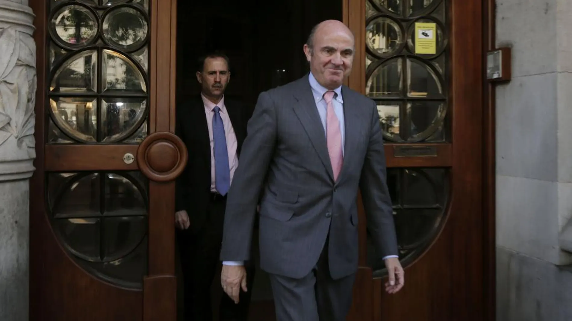 El ministro de Economía en funciones, Luis de Guindos, sale de la sede de la Consellería de Economía