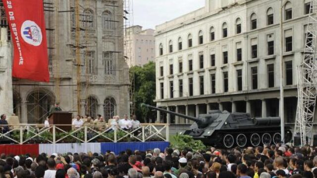 Fidel Castro da su discurso junto a un tanque de fabricación soviética y delante del antiguo palacio presidencial, hoy Museo de la Revolucion
