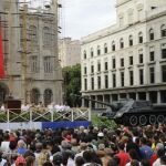 Fidel Castro da su discurso junto a un tanque de fabricación soviética y delante del antiguo palacio presidencial, hoy Museo de la Revolucion