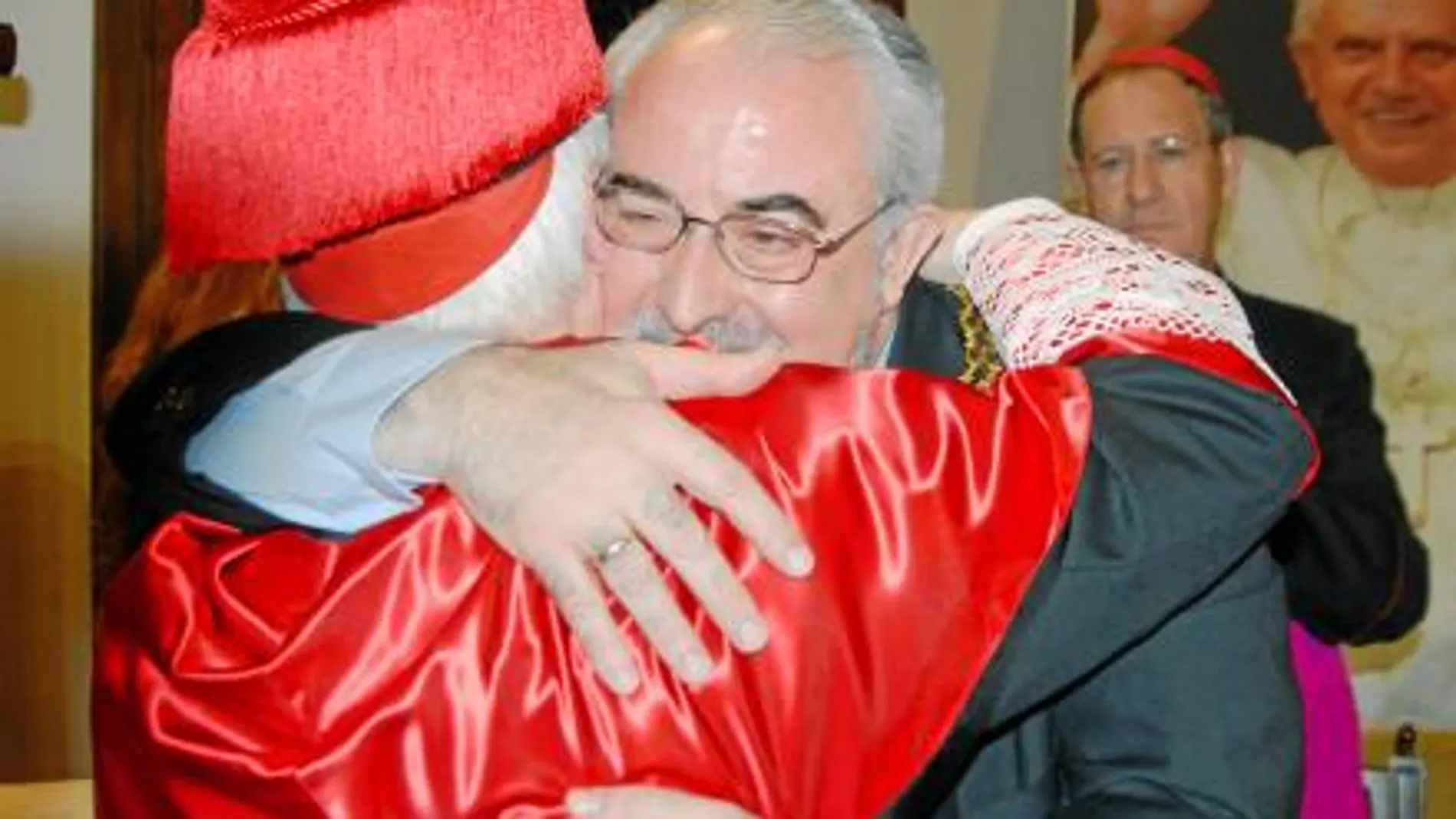 El presidente de la UCAM, José Luis Mendoza, abraza al investido