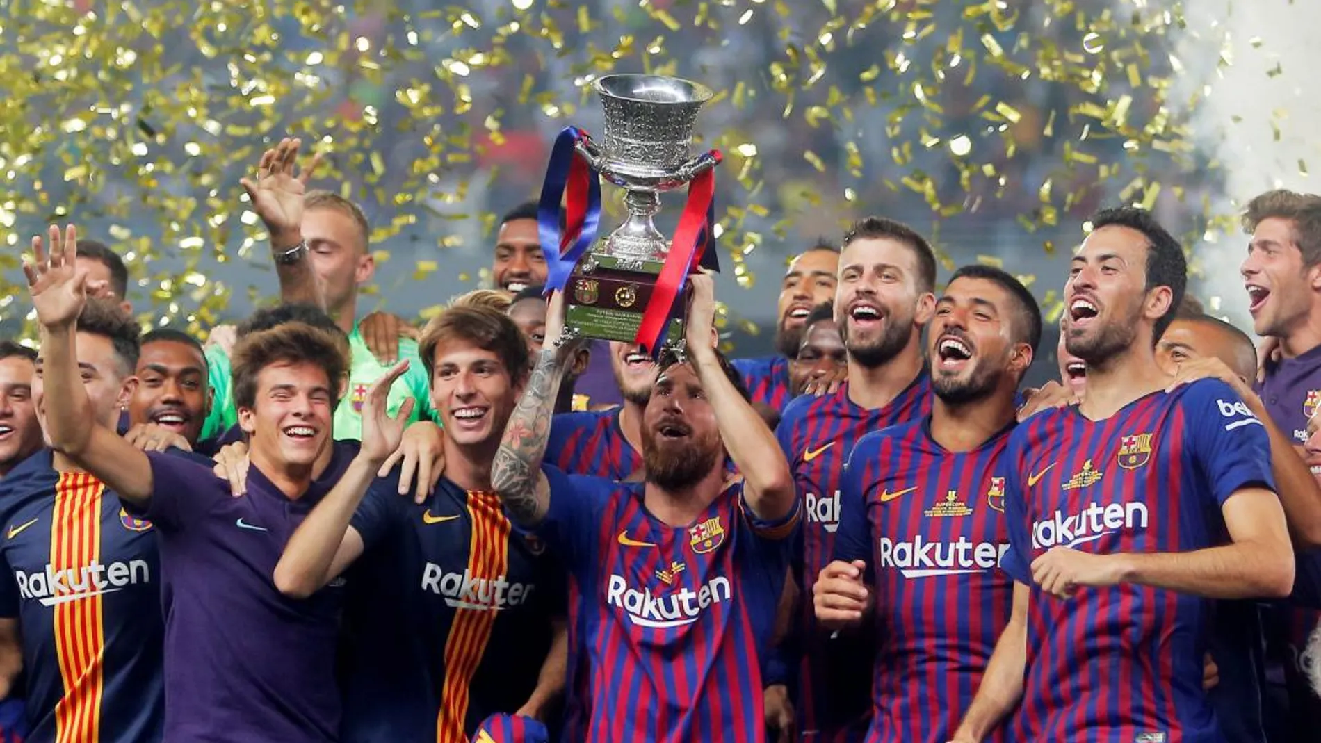Leo Messi levantó su primer título como capitán del Barcelona después de que su equipo se impusiera al Sevilla en Tánger/Reuters