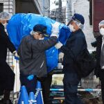 La policía japonesa saca un ordenador del apartamento del secuetrador