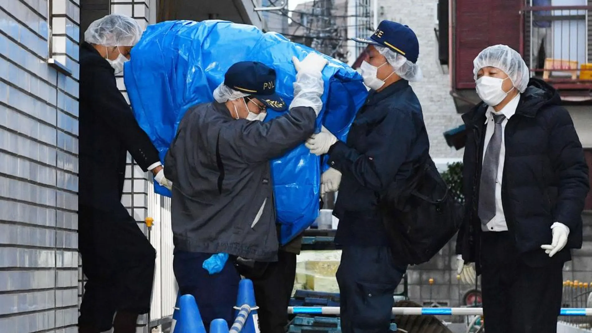 La policía japonesa saca un ordenador del apartamento del secuetrador