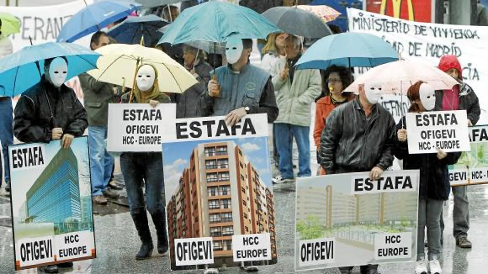 Los cooperativistas se manifestaron a las puertas en Plaza de Castilla por una supuesta estafa