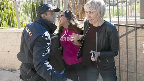 La madre de Marina, una de las víctimas, asistió con rabia al registro