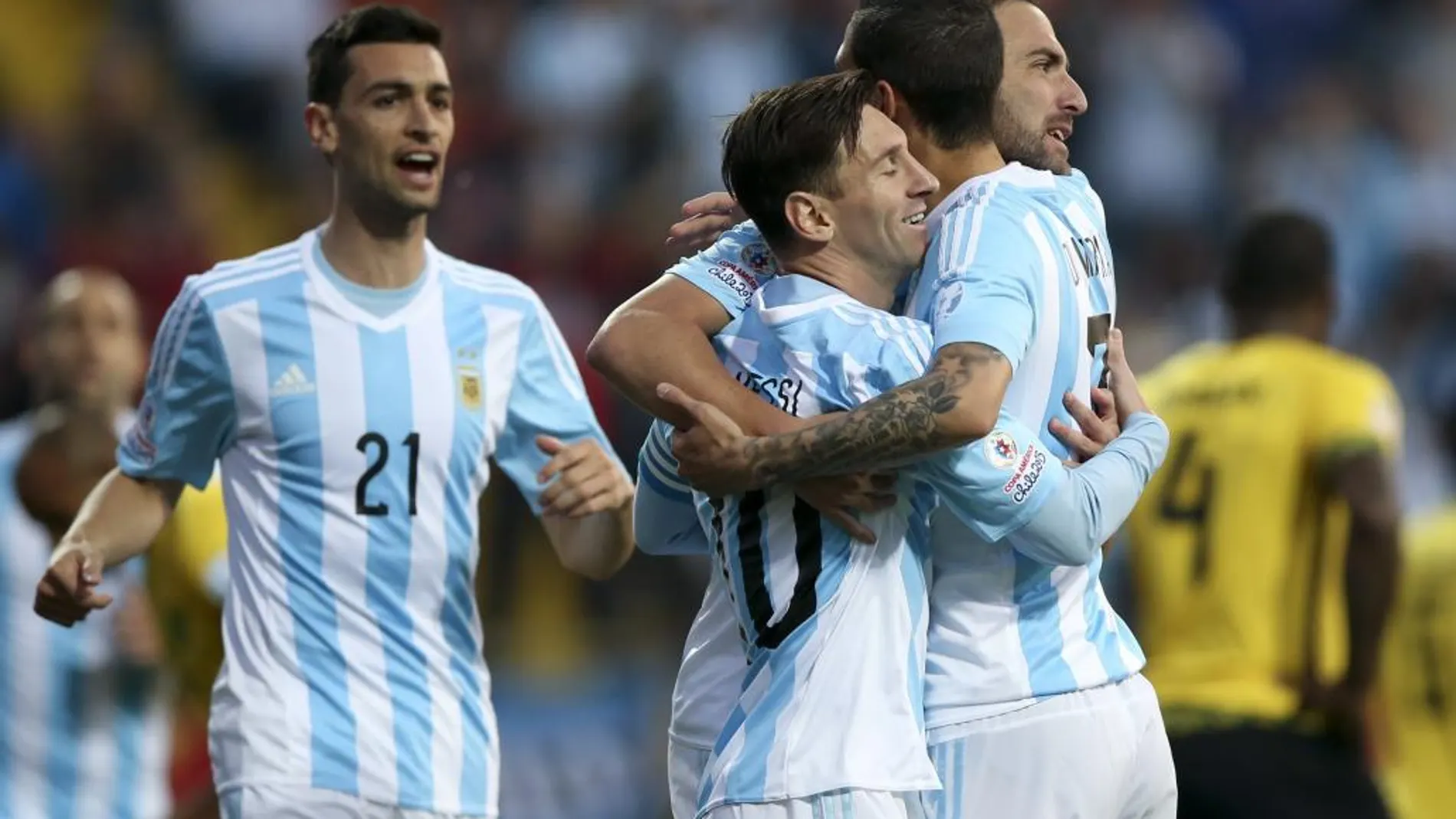 El delantero argentino Gonzalo Higuaín (d) celebra con sus compañeros Lionel Messi (3d) y Ángel Di María (2d) el gol marcado ante la selección jamaicana