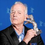 Bill Murray, que protagonizó un abanico gestual, recogió el galardón al mejor director, en nombre de Wes Anderson, premiado por «Isle of Dogs»