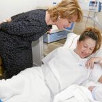Aguirre visitó a las madres que dieron a luz en Nochebuena en el hospital Infanta Leonor de Vallecas