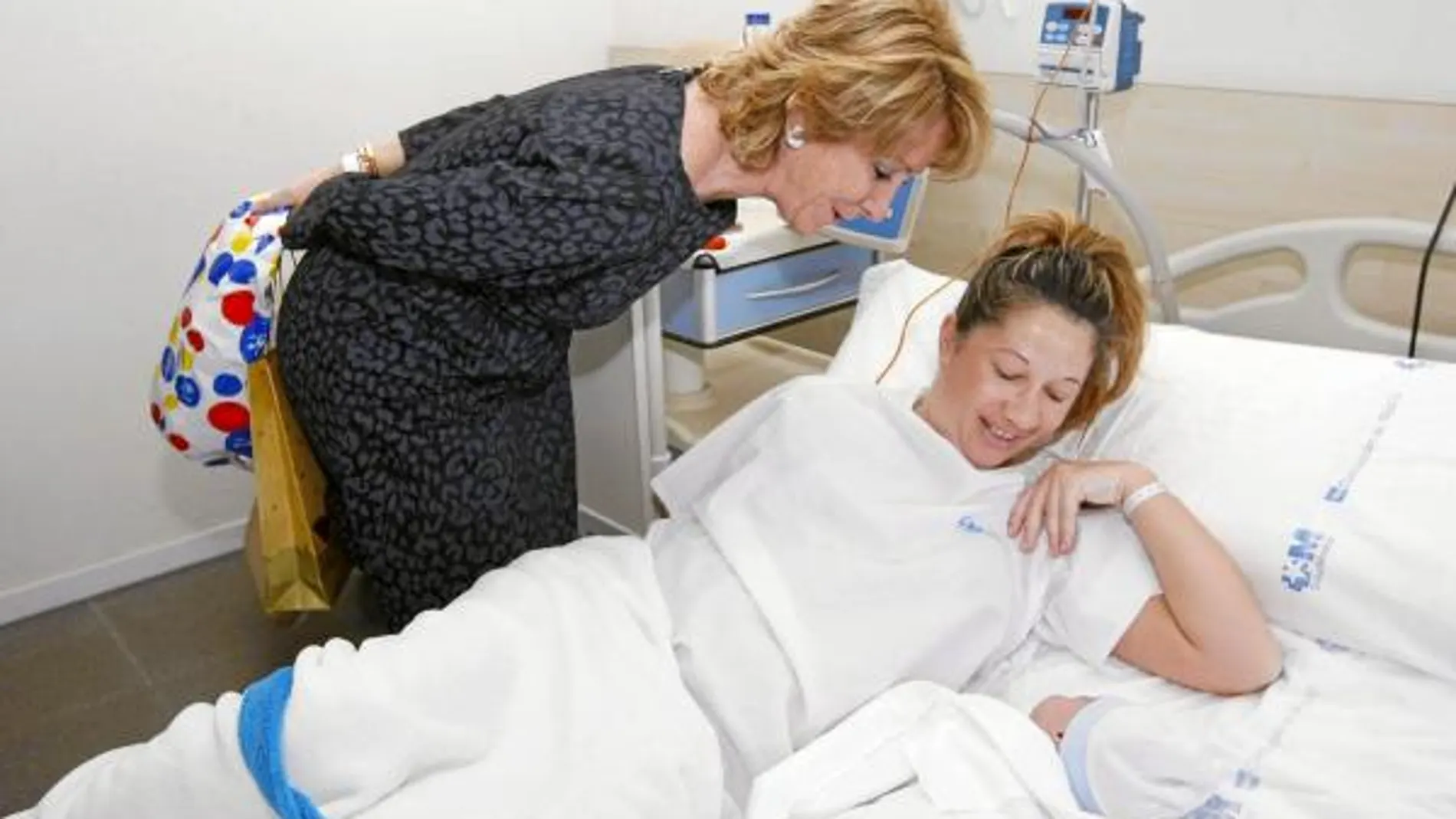 Aguirre visitó a las madres que dieron a luz en Nochebuena en el hospital Infanta Leonor de Vallecas
