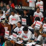 Opositores bolivianos con camisetas con el lema "No a la reelección"en el Congreso en La Paz