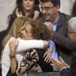 La presidenta de la Junta se abraza a la titular de Hacienda el jueves tras la aprobación del Presupuesto