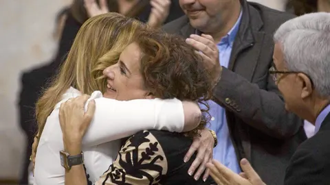 La presidenta de la Junta se abraza a la titular de Hacienda el jueves tras la aprobación del Presupuesto